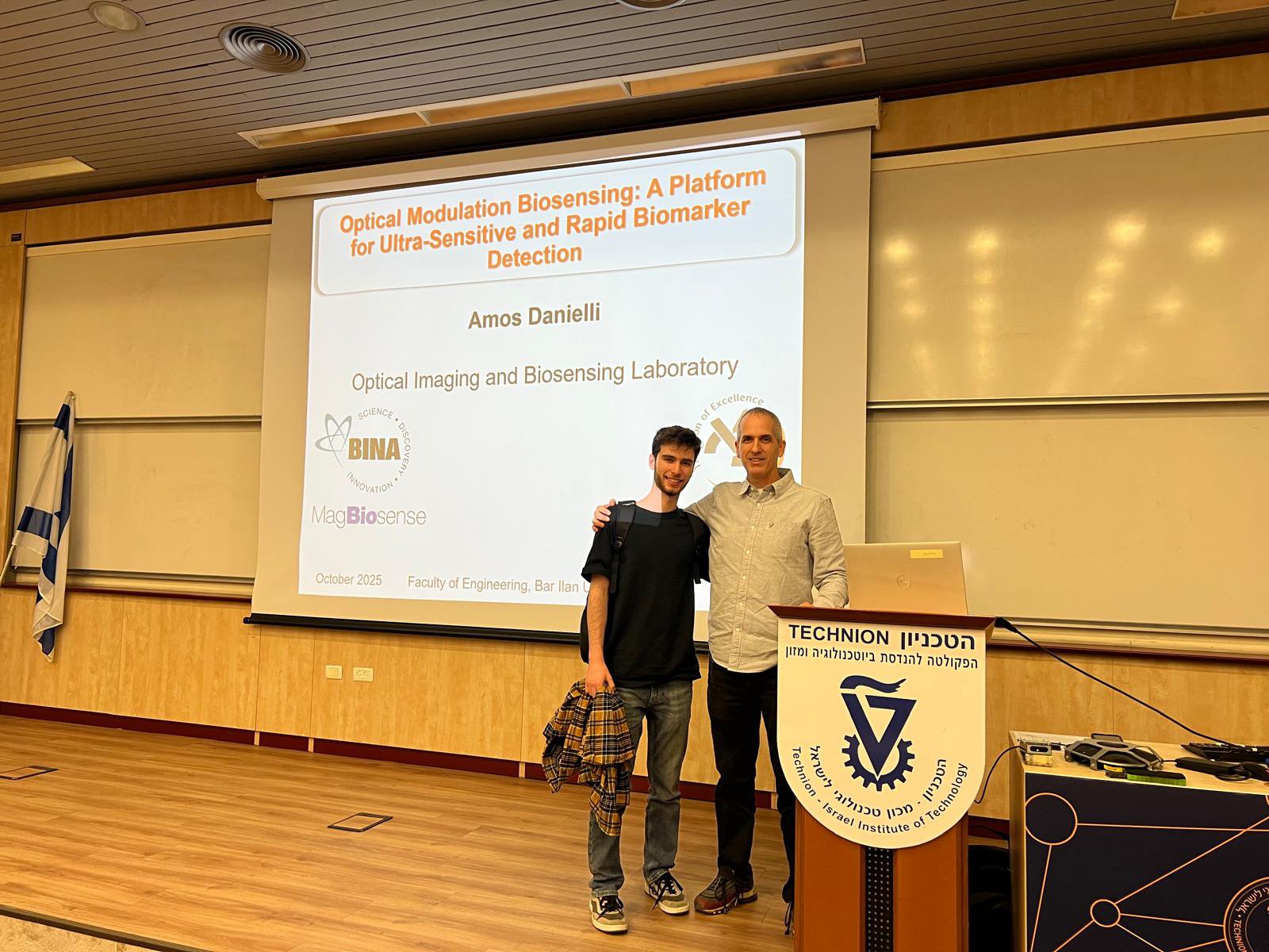 On November 19th, the head of the Optical Imaging and Biosensing Laboratory, Prof. Amos Danielli, delivered a guest lecture at the weekly colloquium of the Faculty of Biotechnology and Food Engineering at the Technion – Israel Institute of Technology in Haifa, Israel.
Prof. Danielli discussed the central challenges in achieving rapid detection of biomarkers across diverse fields—including infectious diseases, cardiovascular health, cultivated-meat bioprocessing, and more—and presented the innovative optical biosensing solutions developed in our laboratory to address these needs.

We extend our sincere appreciation to Prof. Ester Segal, Dean of the Faculty and head of the Functional Nanomaterials, Biosensors and Sensors Lab, for her kind invitation and hospitality. We also thank Dr. Michael Levy, head of the Biophysical Systems Toward Artificial Living Matter Lab, for his efforts in organizing and facilitating the event.